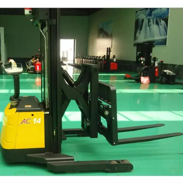 Electric scissor straddle stacker with side shift 1.4T (3086 lbs)- 5.5M