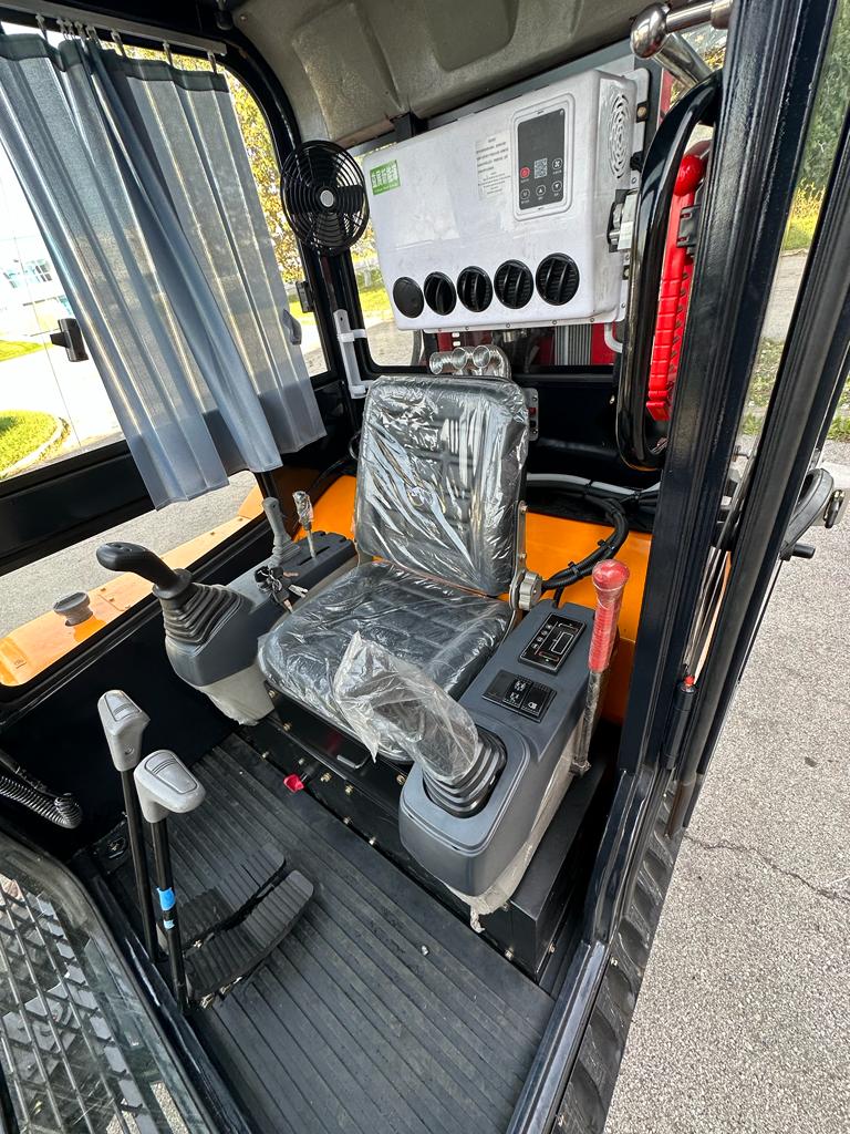 Mini Excavator 3.5T Swing Boom, Hydraulic Thumb, and AC/Heat Included (EX35KB-B)