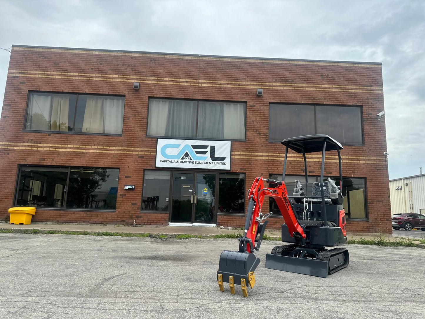 Mini Excavator 1.3T , with Kubota engine, Hydraulic Thumb & Swing boom & side controls