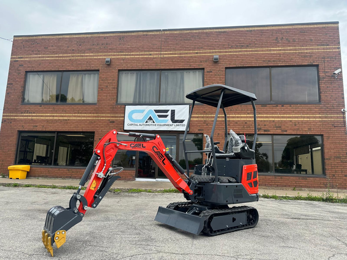 Mini Excavator 1.3T , with Kubota engine, Hydraulic Thumb & Swing boom & side controls