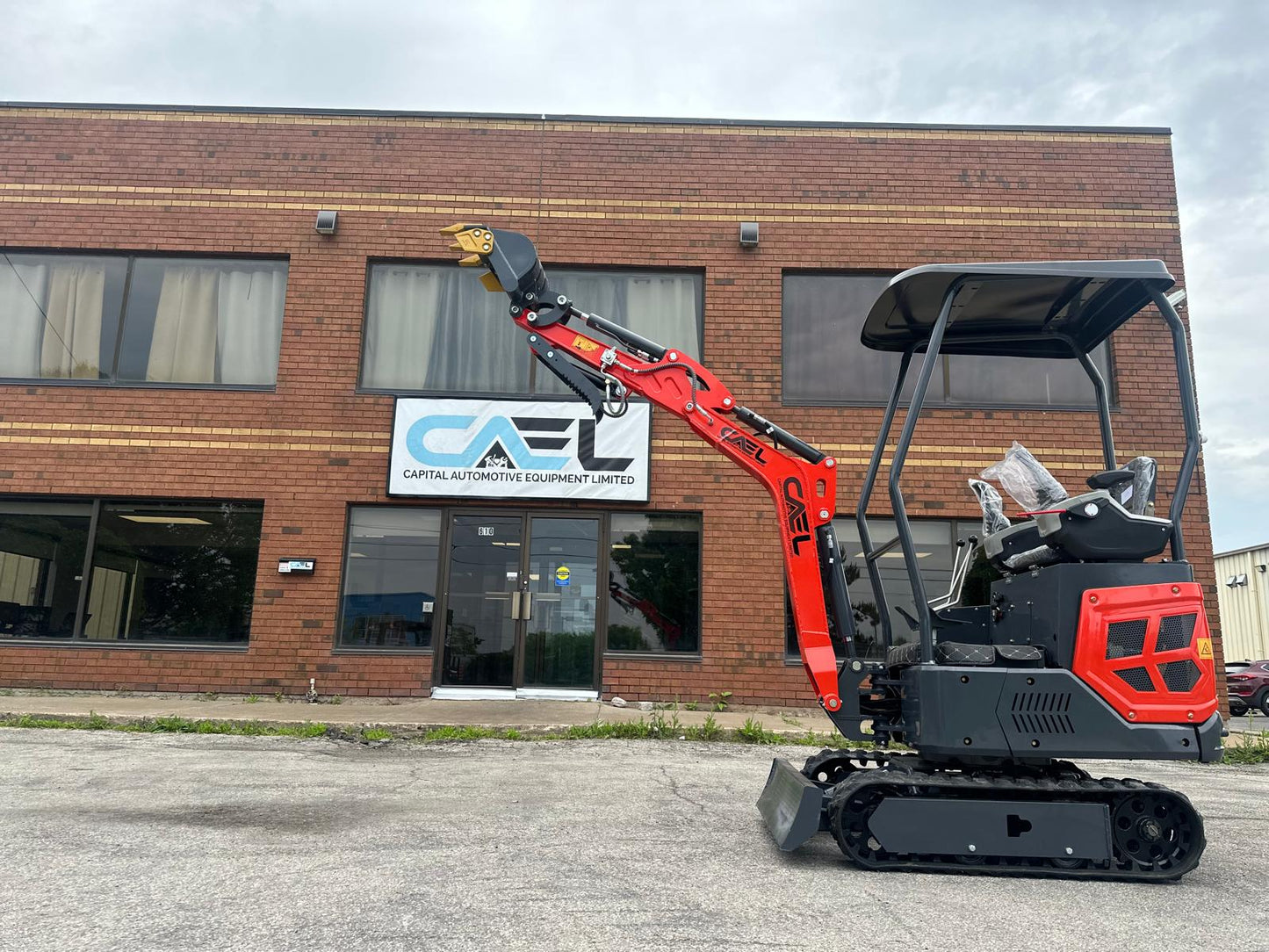 Mini Excavator 1.3T , with Kubota engine, Hydraulic Thumb & Swing boom & side controls