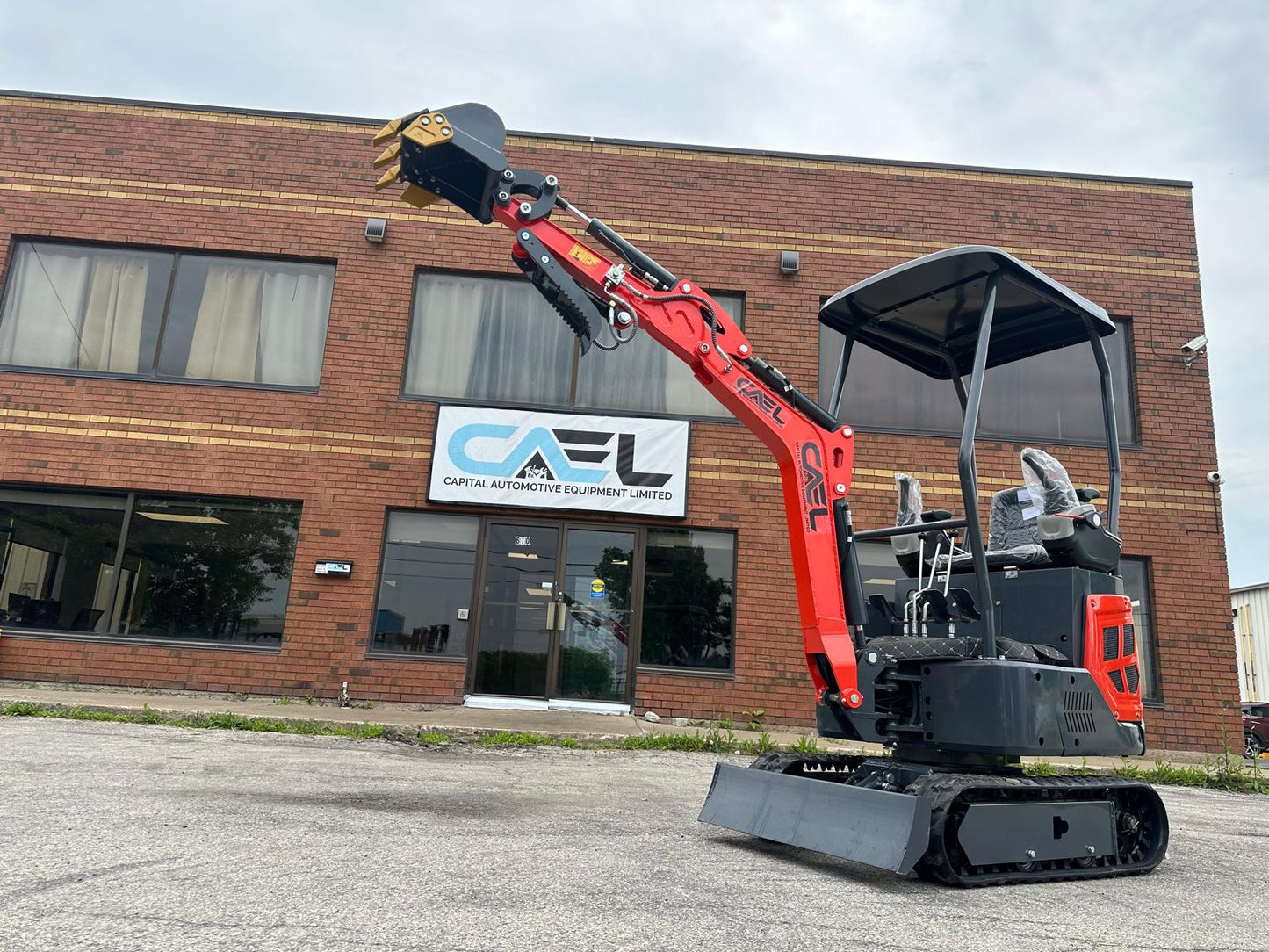 Mini Excavator 1.3T , with Kubota engine, Hydraulic Thumb & Swing boom & side controls