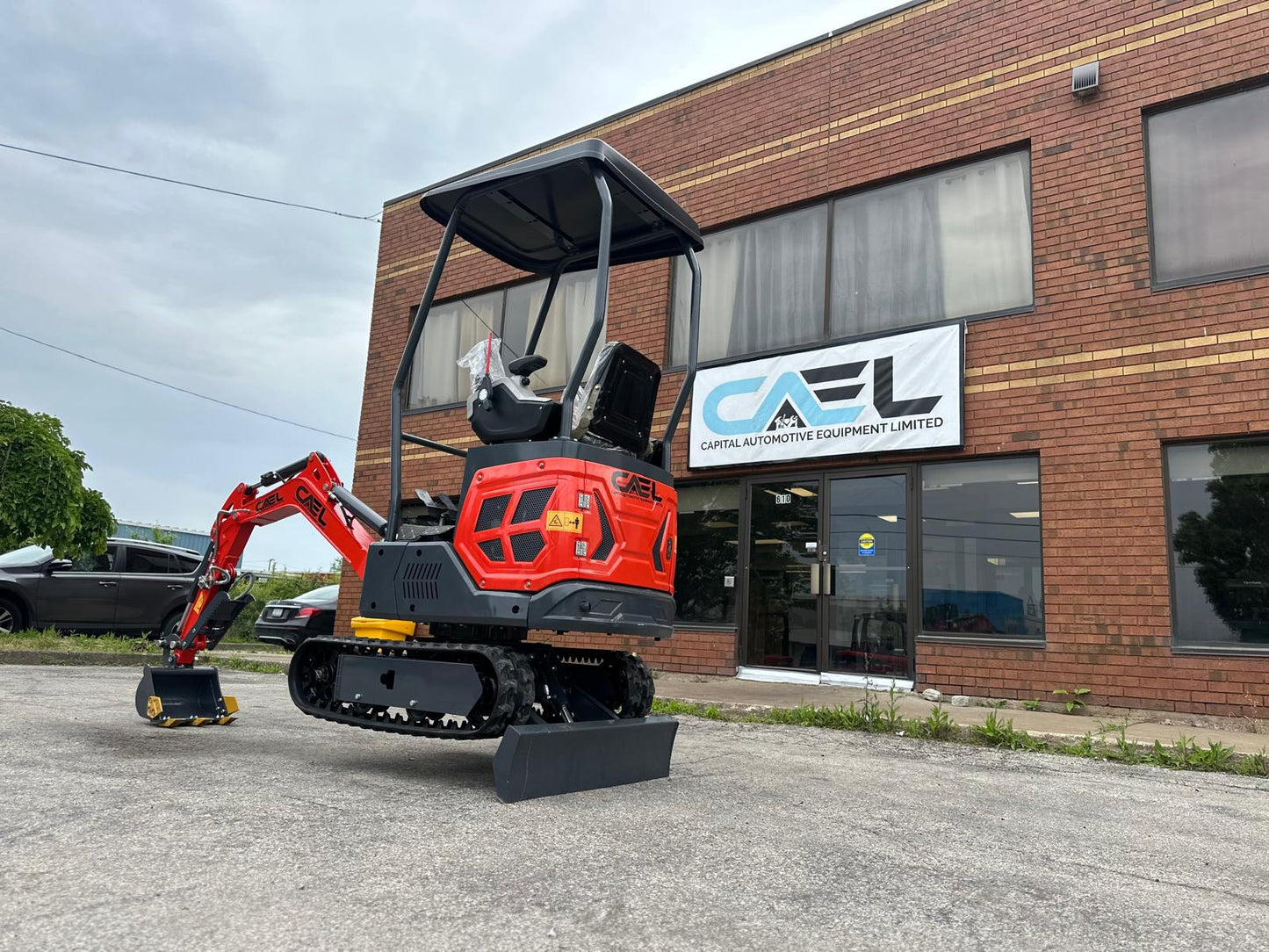 Mini Excavator 1.3T , with Kubota engine, Hydraulic Thumb & Swing boom & side controls