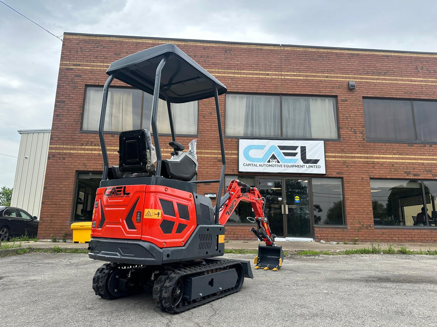 Mini Excavator 1.3T , with Kubota engine, Hydraulic Thumb & Swing boom & side controls