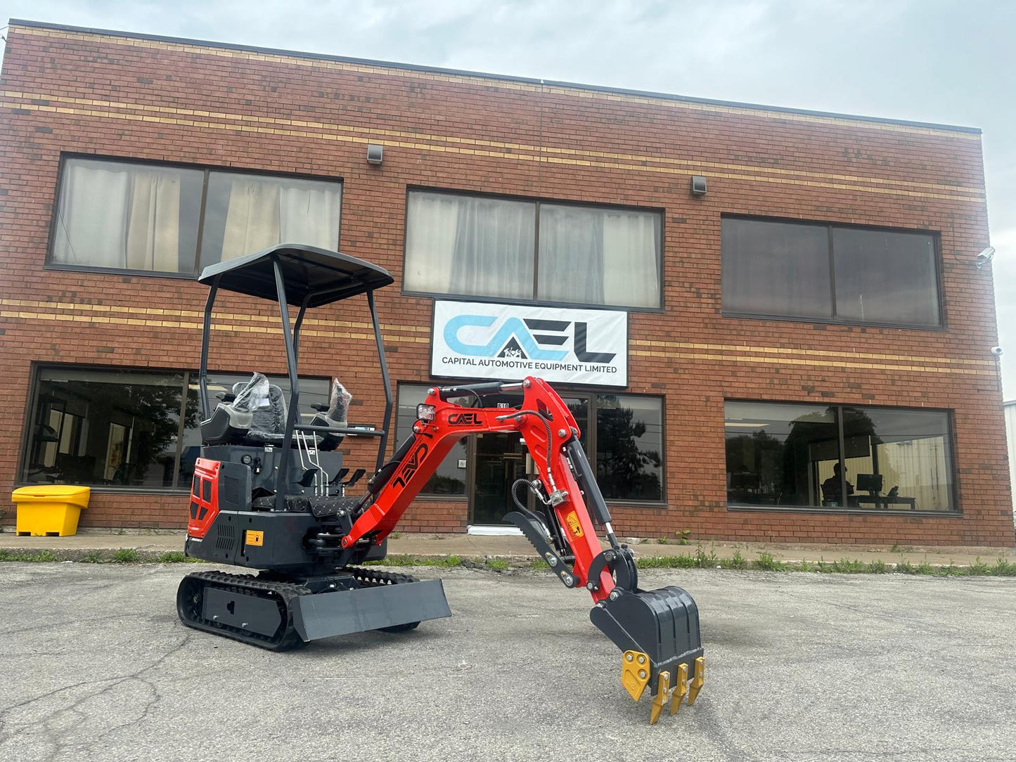 Mini Excavator 1.3T , with Kubota engine, Hydraulic Thumb & Swing boom & side controls